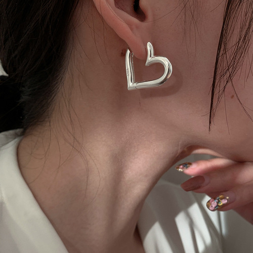 Minimalist Hollow Heart Ear Cuff for Women, Fashionable, Personality, Hip-Hop, Peach Heart S925 Silver Needle Earrings, Instagram-Inspired, Uncommon Ear Jewelry, Trendy
