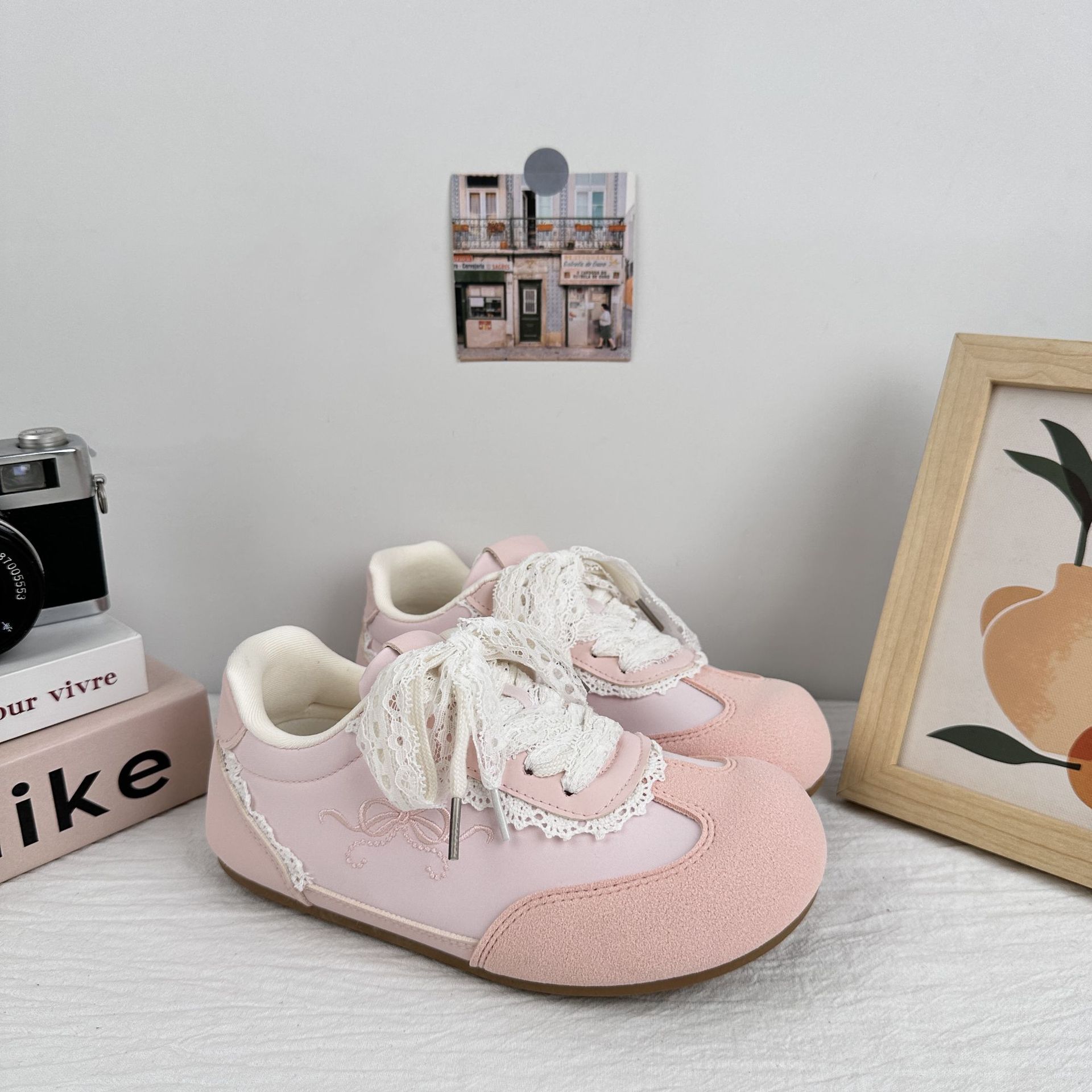 Zapatos blancos de ondas distantes de 2025 mujeres de verano ballet de encaje de zapatos de entrenamiento de estilo alemán, zapatos de skate casuales de nicho