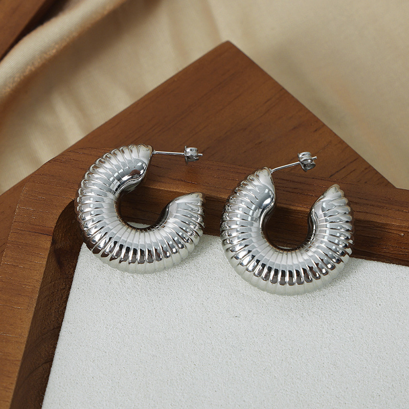 Retro nicho temperamento moda lujo ligero elegante Joker textura bobinado simple en forma de U diseño de acero de titanio Pendientes chapados en oro