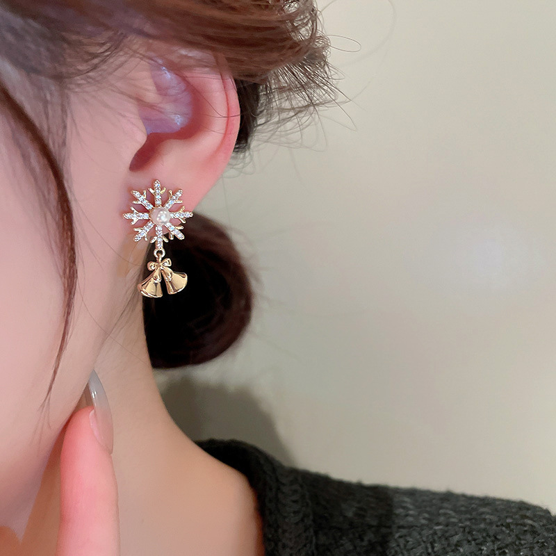 Retro Snowflake Copper Inlay Zircon Earrings 1 Pair