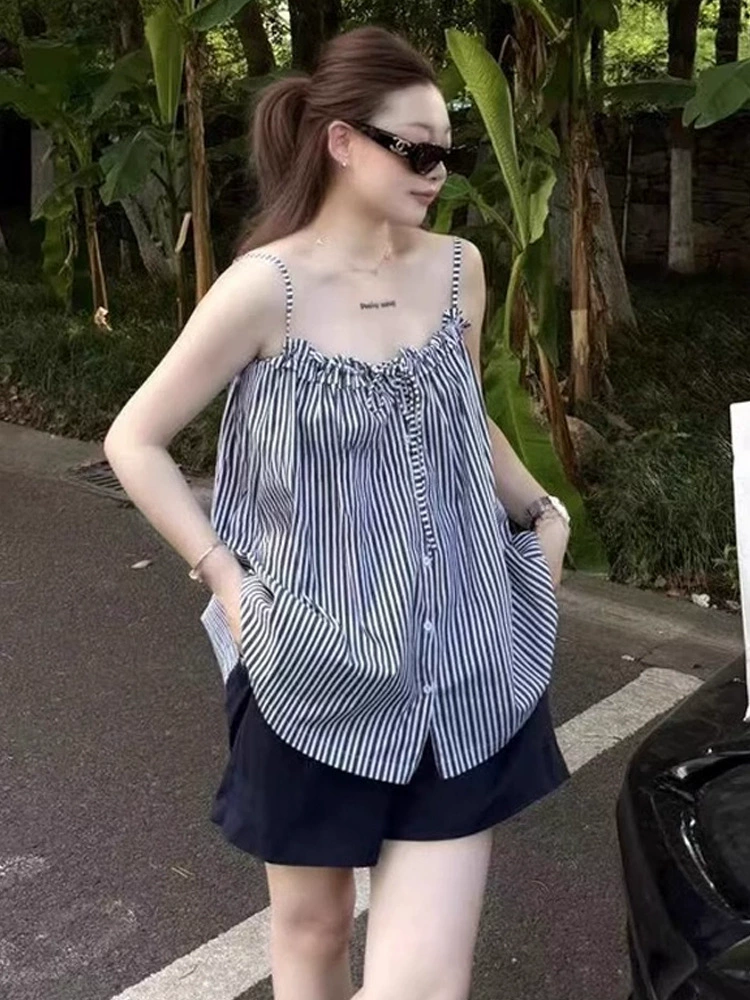 Летний женский топ-камзол в полоску, плиссированный, свободный, без рукавов, с однобортной застежкой и подолом-воротником.
