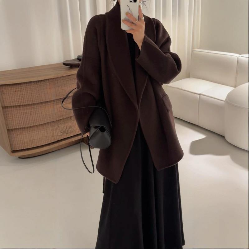 New autumn and winter Korean-style minimalist, relaxed-fit, mid-length bathrobe with a tie waist, designed to create a slimming effect, and made of double-faced wool