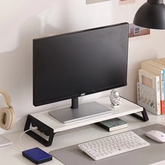 デスクトップコンピュータのディスプレイが高くなっています。ブラケットオフィスのコンピュータのデスクトップの収納棚のUSBインターフェースです。