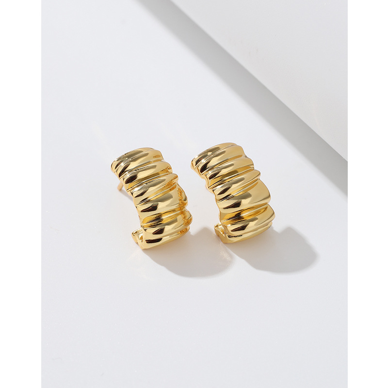 Aretes de oro plegados retorcidos 925 plata ligera lujosa alta sensación retro temperamento 2024 nuevos auriculares