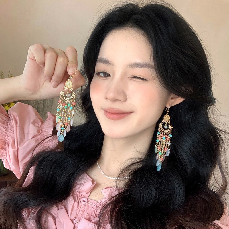 Pendientes con borlas de plumas de colores bohemios, ganchos para las orejas de temperamento de estilo étnico de nicho, pendientes de todo fósforo de alta calidad al por mayor