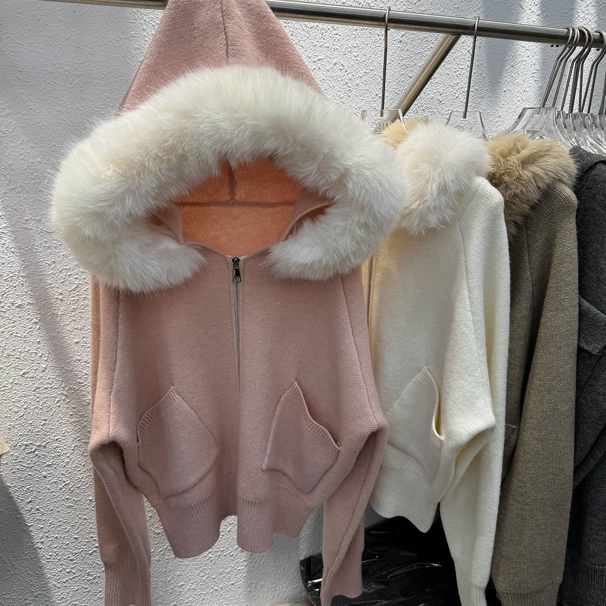 Damenbekleidung: Oversize-Strickjacke mit Pelzbesatz und Kapuze – Winterstrickjacke für Damen_voghion.com