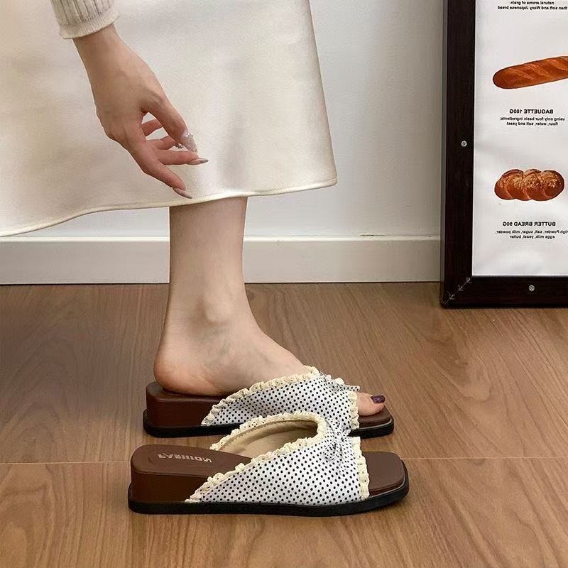2026 nuevas zapatillas de flores cuadradas de talón de altura de tendencia de punto de arco de encaje zapatillas de temperamento image 3