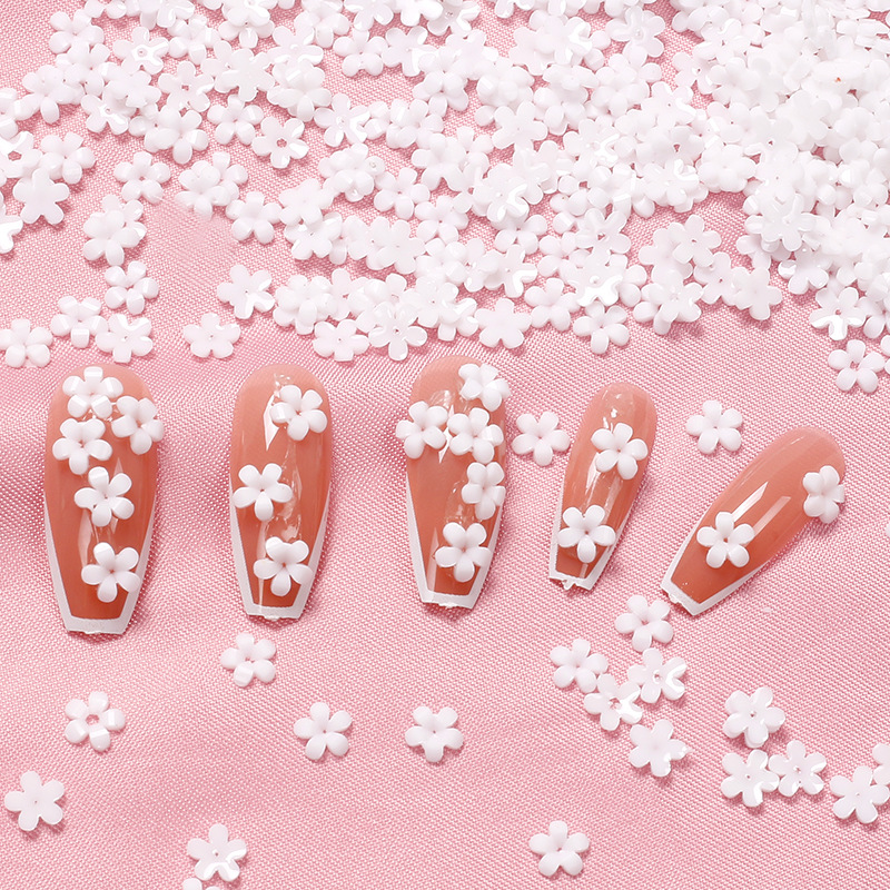 Popular manicura popular en línea de cinco pétalos de joyería de flores elegante estilo blanco resina tridimensional pequeña flor 500g a granel