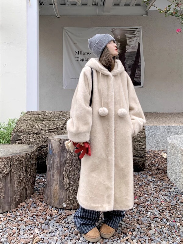 小衆は帽子をかぶって中長のミンクのぬいぐるみのコートを厚くして毛皮の一体の毛がふわふわしています。|undefined