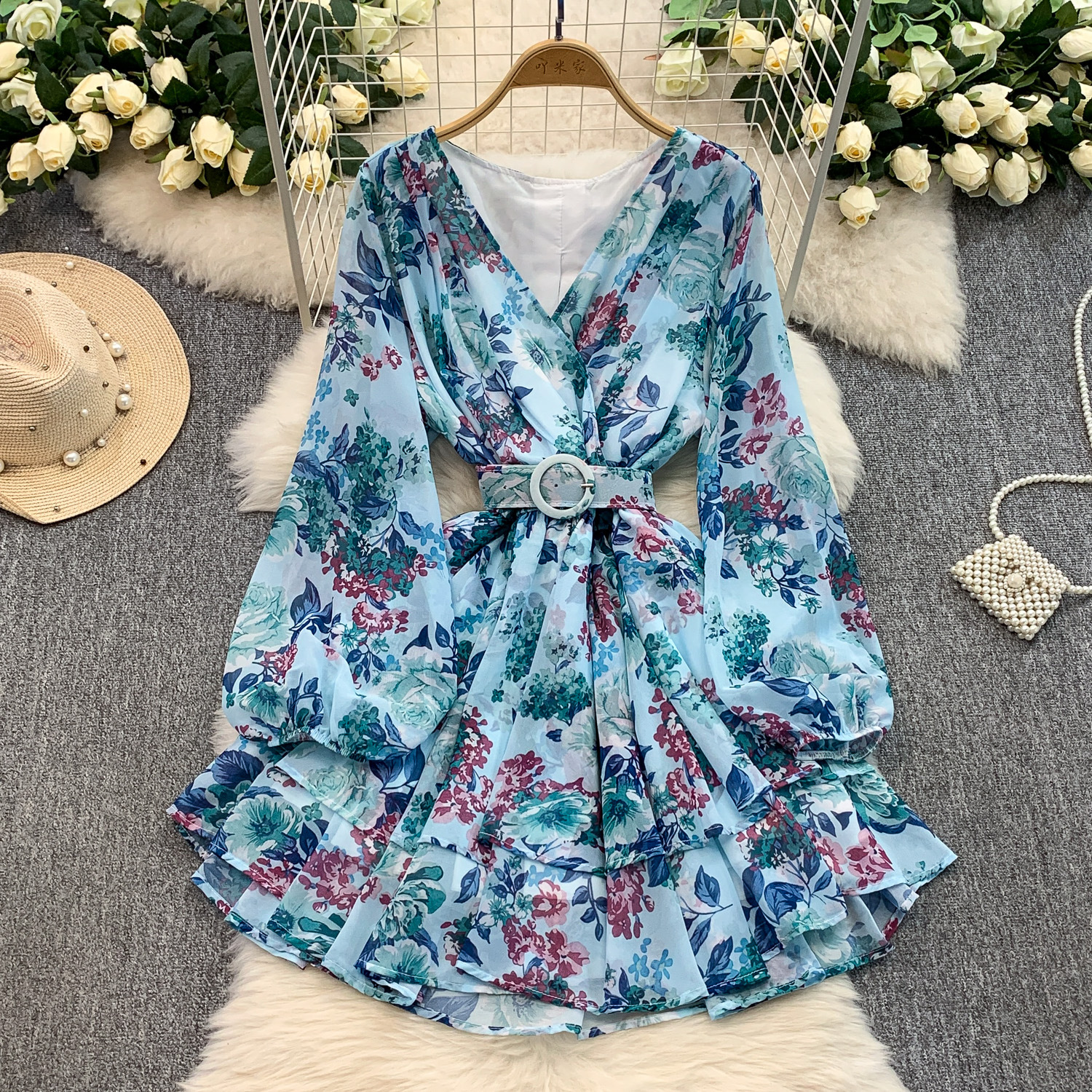 法式蓝色印花V领灯笼袖连衣裙女2025秋季收腰显瘦荷叶边茶歇短裙