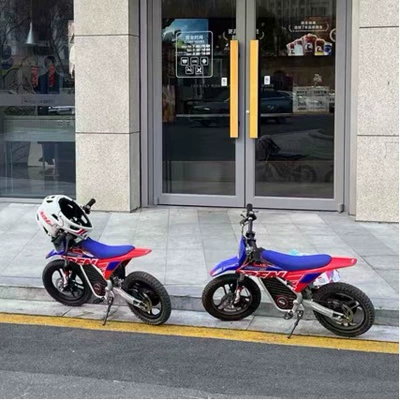 Teenagers and Children, Parent-Child Outing, Elektrikli motosikletlər