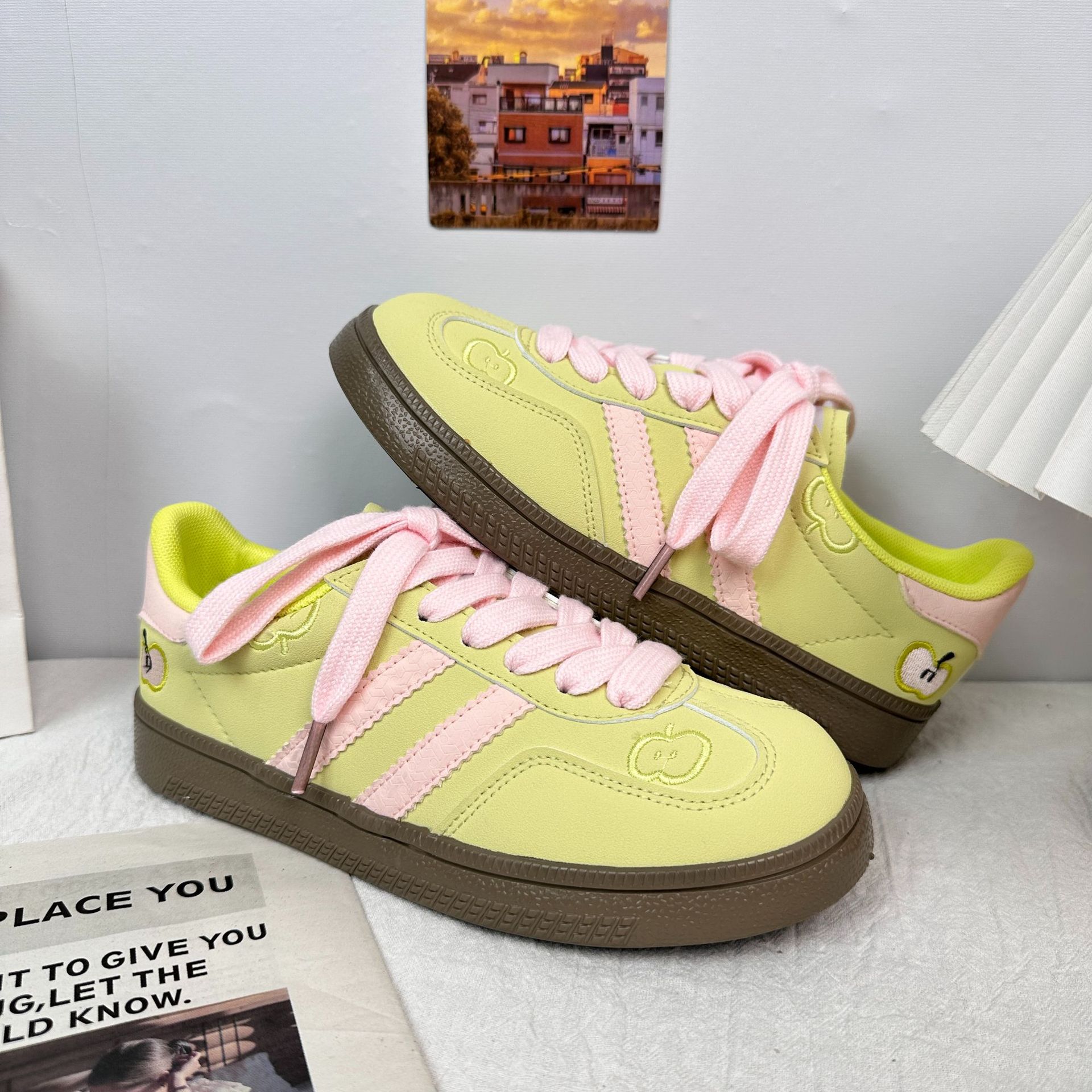 2025 primavera nuevas zapatillas de deporte de todo fósforo estudiantes zapatos de lona coreanos de corte bajo Harajuku zapatos blancos pequeños de nicho Yuanbo 6006
