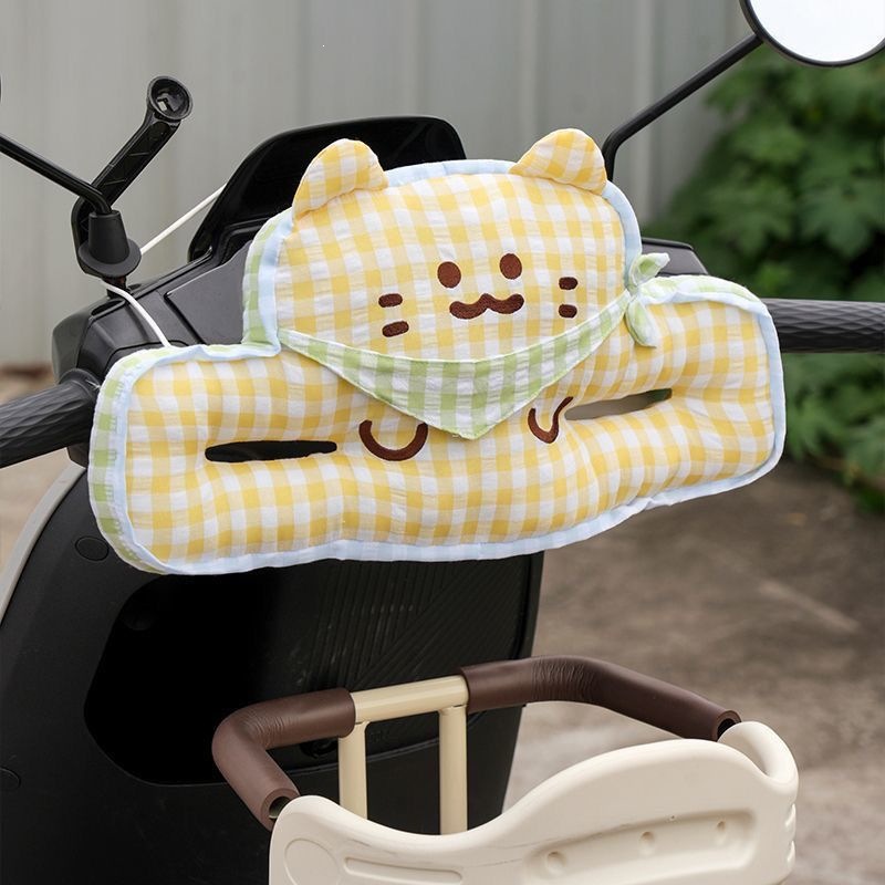 New electric scooter with enlarged and thickened baby-specific anti-collision pads, designed to protect children from head injuries while riding electric scooters; features a cartoon design