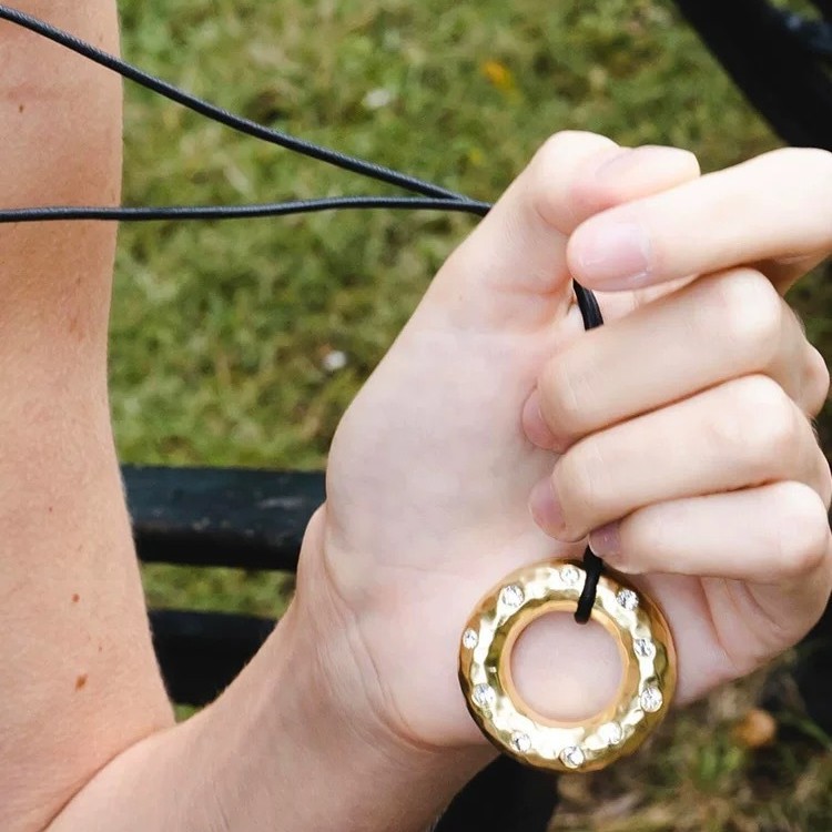 Blogger el mismo collar de anillo de donas de alta gama, lujo ligero, moda de nicho, patrón de martillo, cadena de suéter larga de diamantes