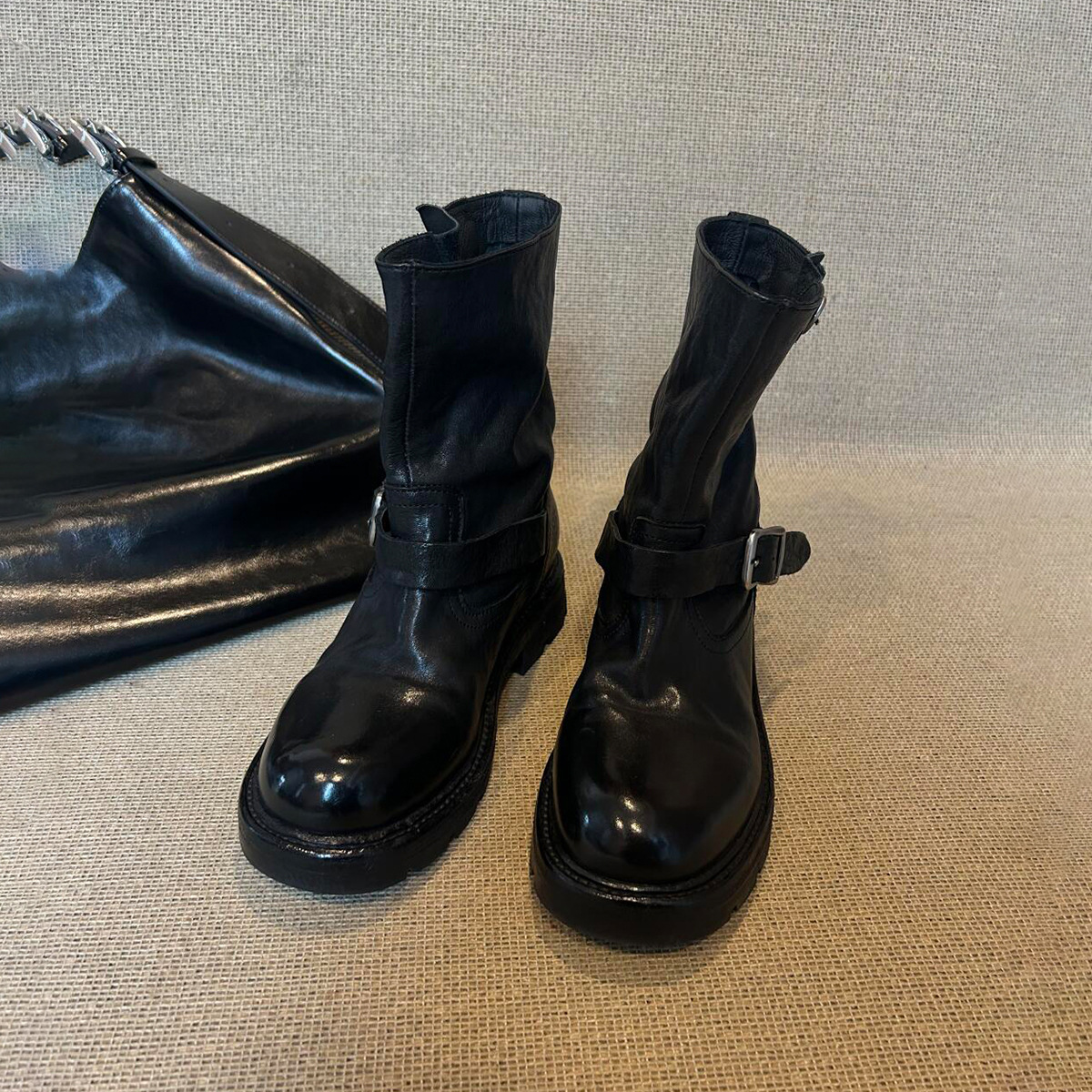 Stiefeletten aus gewaschenem Rindsleder mit dickem Absatz, runder Zehenpartie und Gürtelschnalle, Motorrad-Stil, britischer Stil, Martin-Stil. Neuer Stil Herbst/Winter 2025._voghion.com