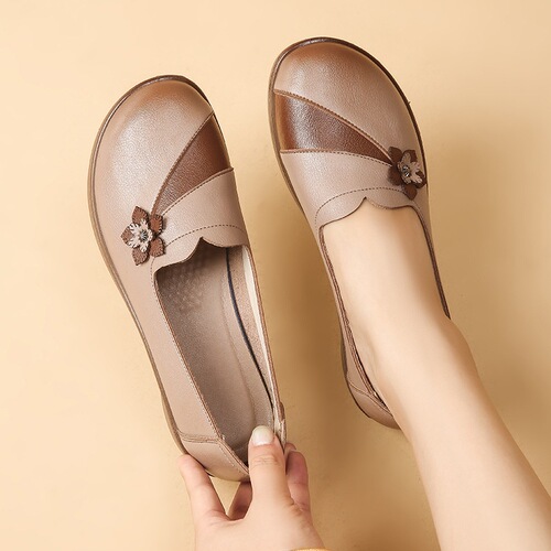 Spring and autumn non-slip mother's shoes soft-soled single shoes, middle-aged and elderly women's shoes, comfortable genuine leather new style grandma's middle-aged leather shoes, flat soles
