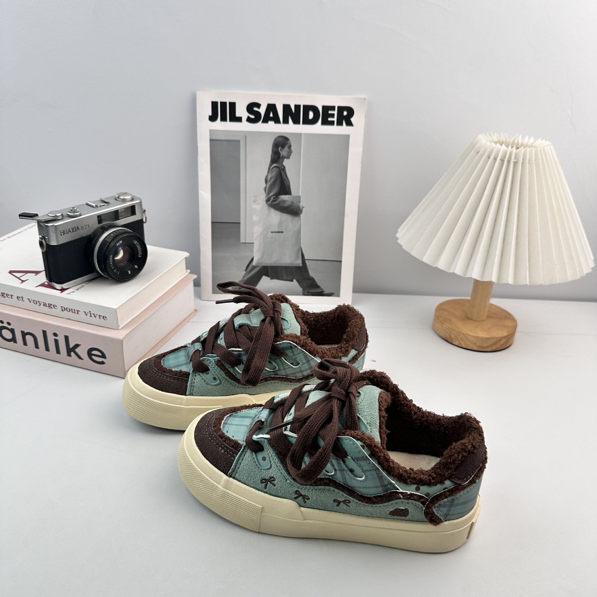 Yuanbo coreano zapatos de skate casuales para mujeres 2025 invierno nuevo estilo de terciopelo universal zapatos deportivos chique zapatos blancos