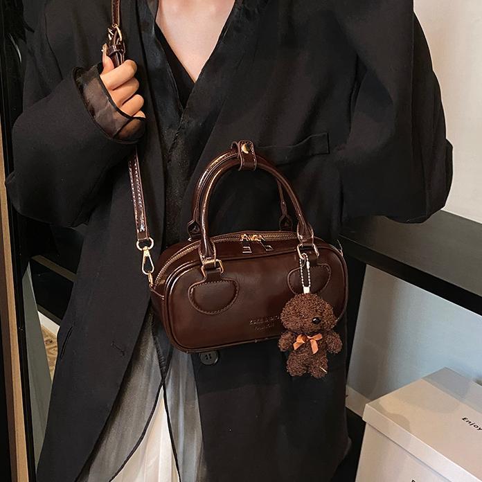 Bolsa de bolos super caliente popular de este año para mujeres 2025, nueva bolsa de hombro de tendencia universal, bolso de mano de estilo extranjero.