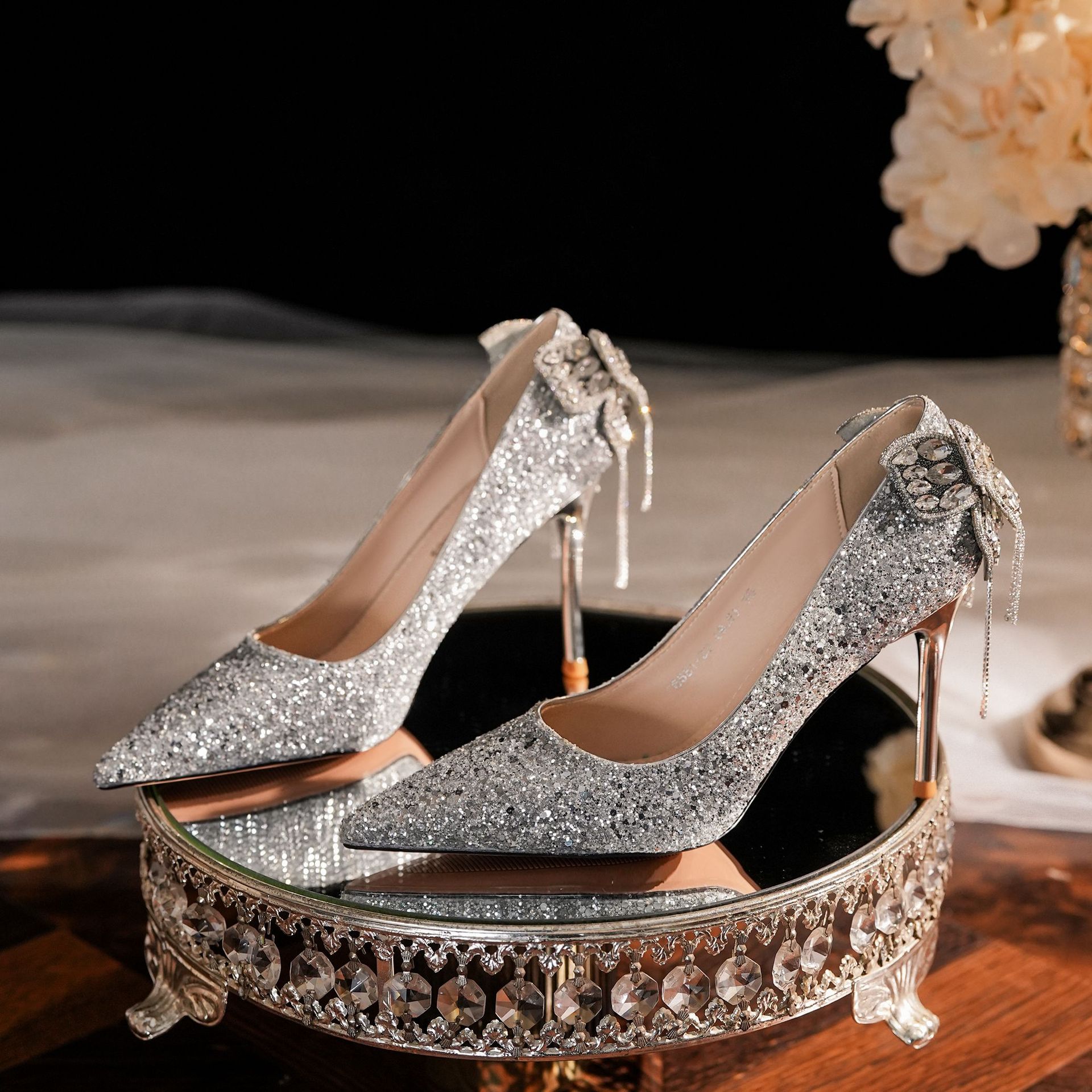 6681-23-098 Paillettenbesetzte, mit Schleife, Quasten und Strasssteinen verzierte Party- und Hochzeitsschuhe – Luxuriöse High Heels für ein hochwertiges Tragegefühl_voghion.com