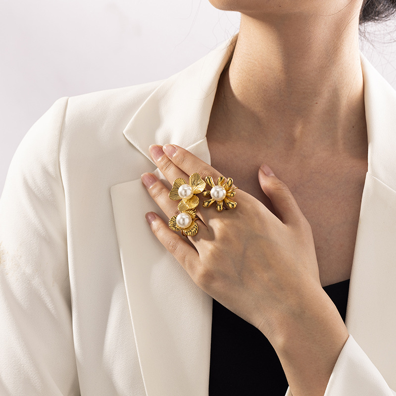 Tina transfronteriza anillo de viento de flores de perlas de acero inoxidable chapado en oro 18k joyas de acero de titanio al por mayor