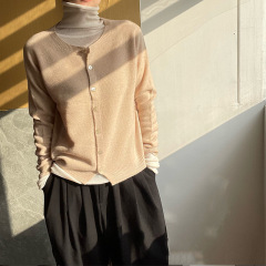 怠惰な風のゆったりした上着の柔らかいモチモチ100ウールのセーターのコートのおばあさんのシャツのシームレスな一体のニットのカーディガンの女性