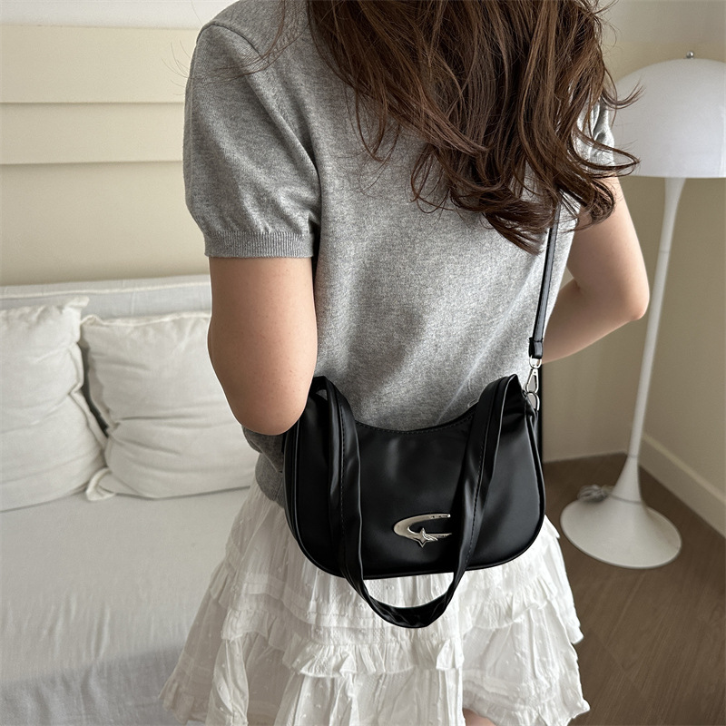 Nicho plateado bolso debajo de la axila para mujeres 2024 nueva moda bolso de mano pequeño cuadrado versátil bolso de mochila