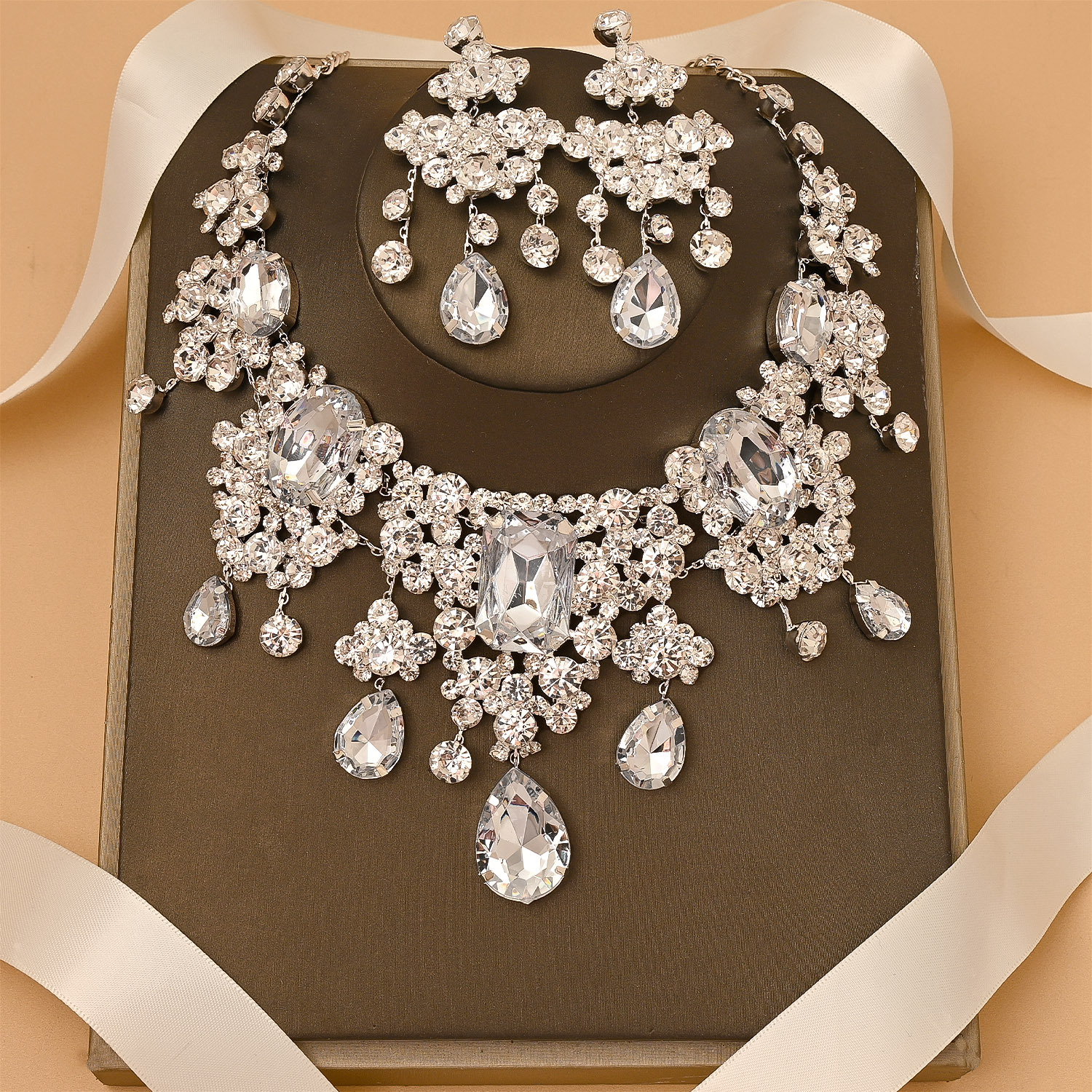 AliExpress Hot Gote Jewelry Set Exageración Aretes de diamante Accesorios Claviculares Set de Joyería Mujer