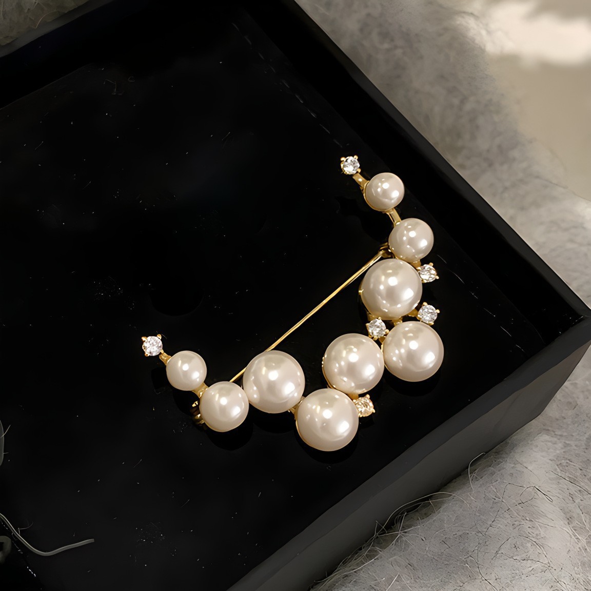Spilla a mezzaluna con perla elegante accessorio per donna_voghion.com