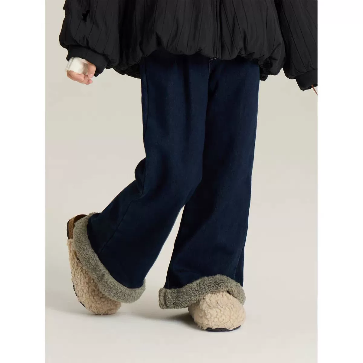 Девочки утолщенные бархатные джинсы 2024 новые дикие средние и большие дети корейские повседневные брюки расклешенные брюки