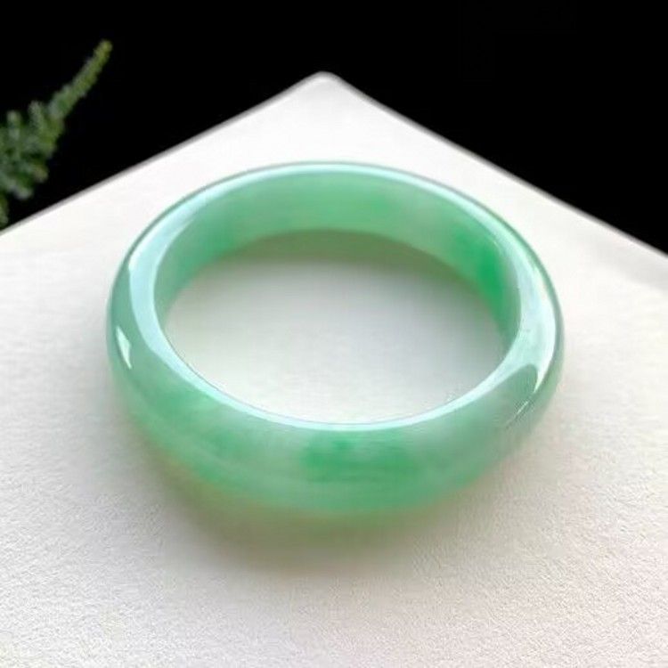 Vòng tay ngọc bích Miến Điện cao cấp băng hạt sáp màu xanh nhạt có giấy chứng nhận chi tiết 6
