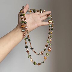 赤い本の同じタイプの不規則な砂利のネックレスの森系のレトロな独特な長いネックレスのボヘミアン風のセーターのチェーン