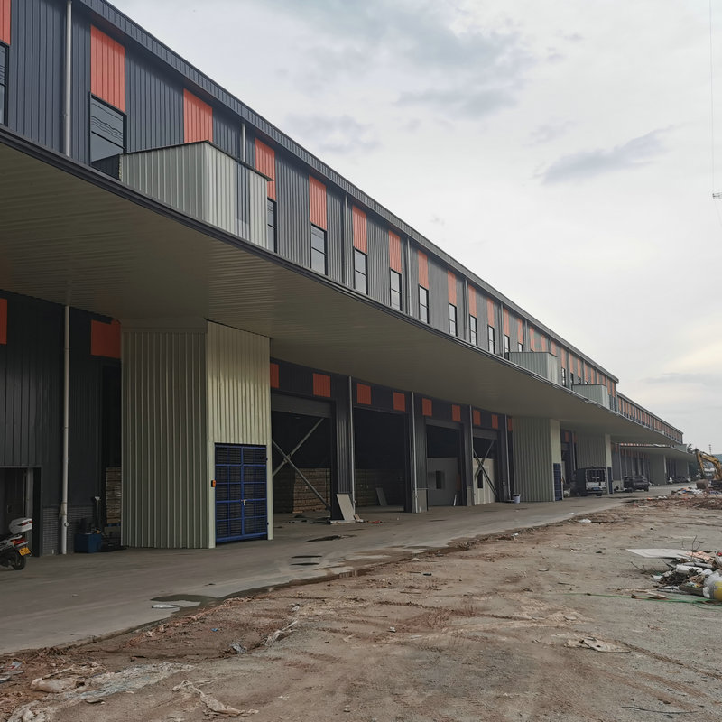 Elevador de Riel para Transporte de Mercancías en Exteriores de Fábrica, Plataforma Elevadora Hidráulica Fija con Azulejos de Colores, Alta Capacidad de Carga.