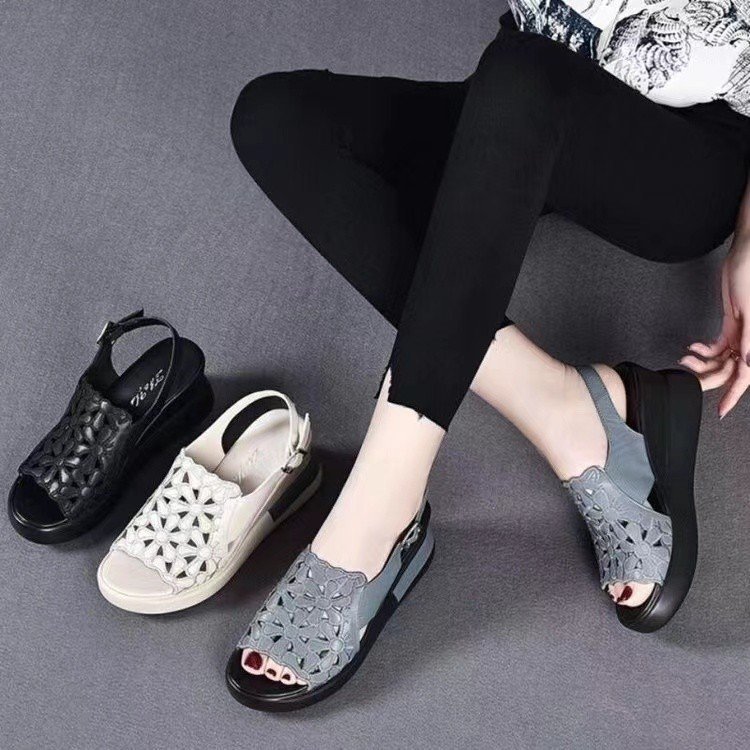 fashionable sports sandals for leisure with a strap