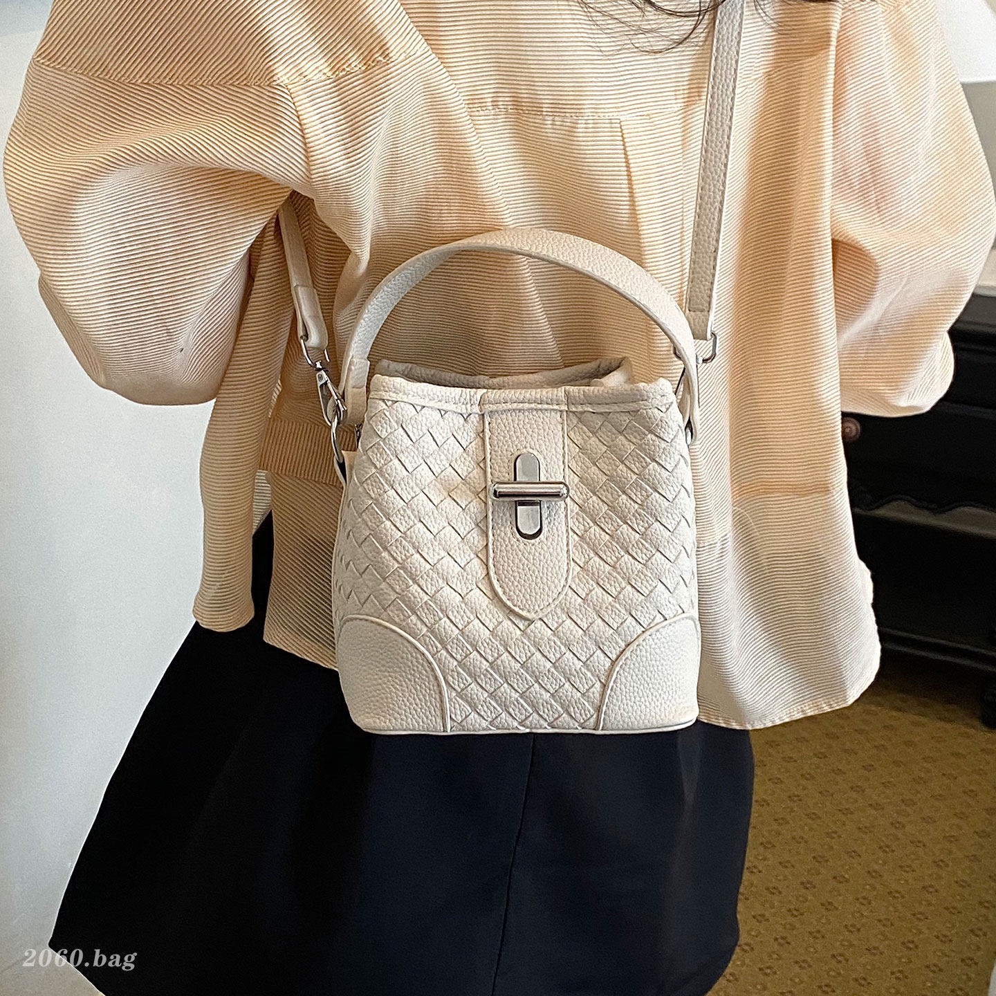 Balde de agua portátil de viaje de moda bolsa casual bolso de mujer verano nuevo tejido 2026 nicho mochila