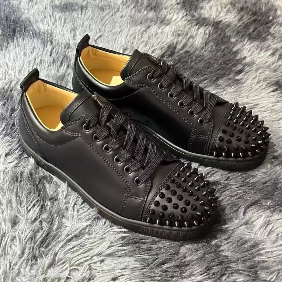 Estación europea cl remaches eléctricos zapatos de suela roja de tendencia universal remaches pareja de moda casual zapatos casuales de moda europea