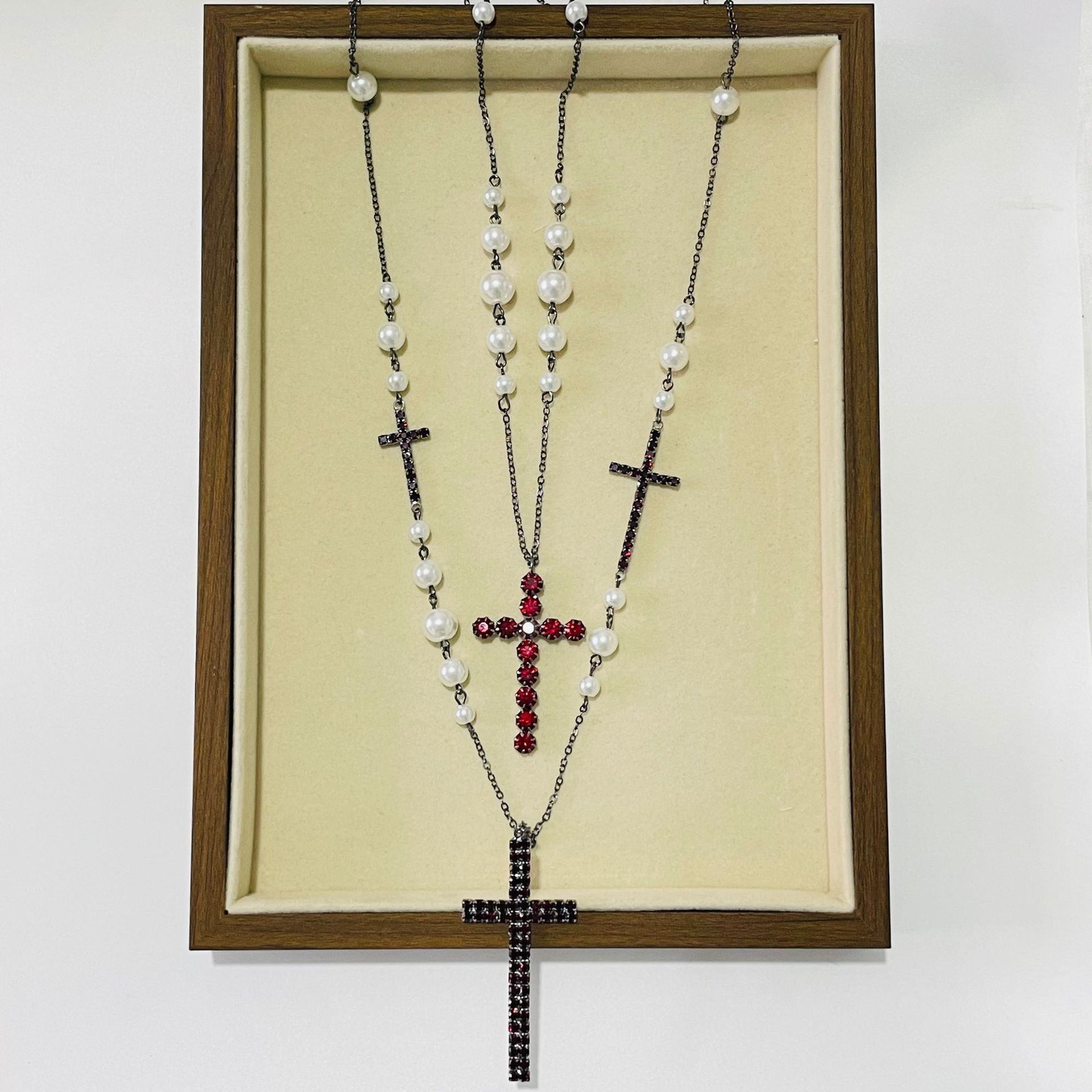 Langes Perlenketten Collier Mit Kreuz Und Roten Diamanten_voghion.com
