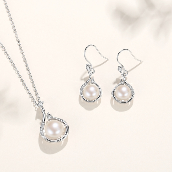 Retro necklace from pearl