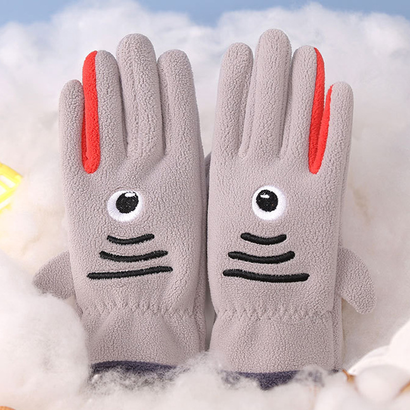 Guantes de invierno para niños con guantes de terciopelo de dibujos animados al aire libre para montar a favor de la piel, guantes de terciopelo de grano para niños y niñas.
