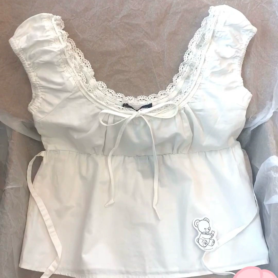 Милая женская кружевная рубашка с короткими рукавами, уменьшающая возраст, новый летний французский тонкий и универсальный модный белый топ с U-образным вырезом