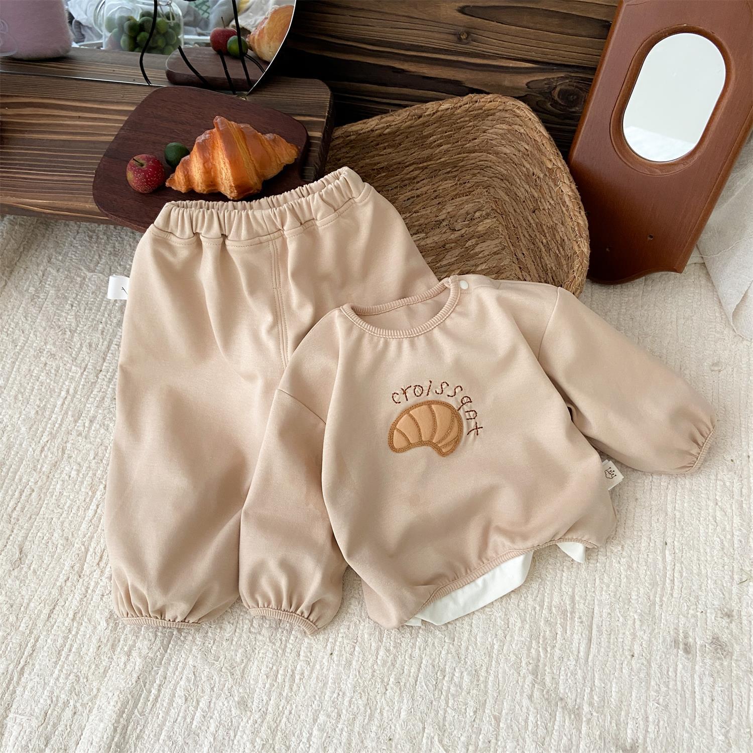 2025 primavera nuevo estilo estilo coreano estilo occidental bebé niño de dibujos animados cuerno bolso casual bebé suéter de manga larga traje de pantalón de suéter