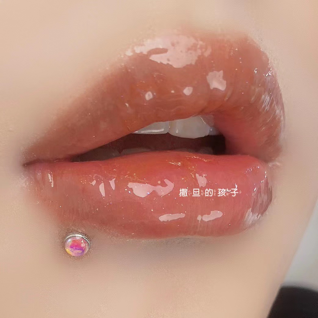 Silver pointed spike labret stud material detail