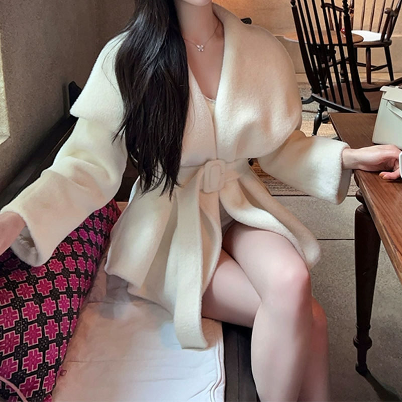 ZHOYUE仿水貂绒大翻领白色毛呢外套女短款收腰呢子大衣含腰带名媛