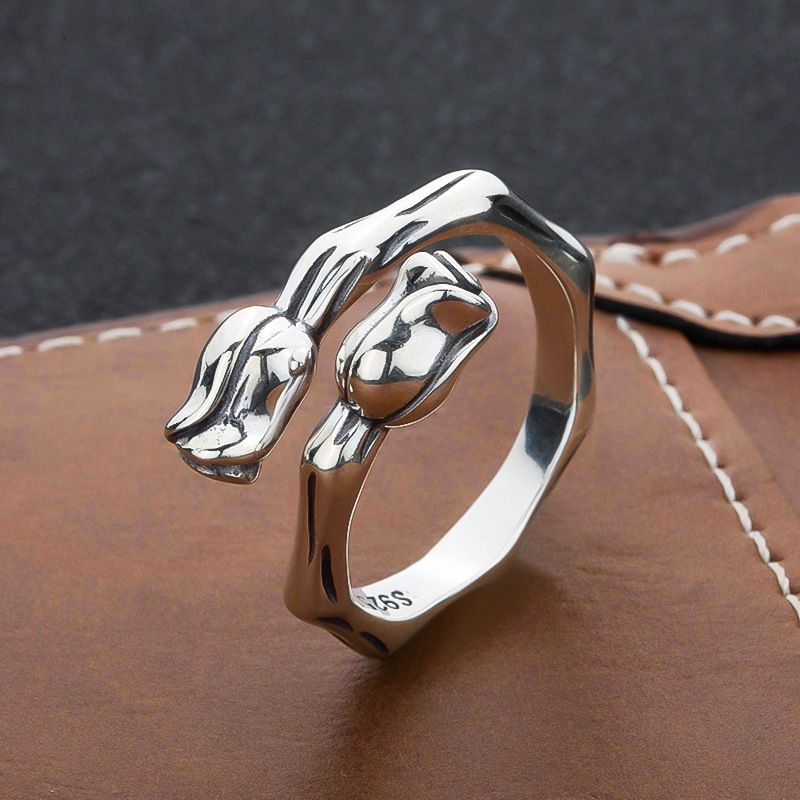Small design sophisticated retro ring