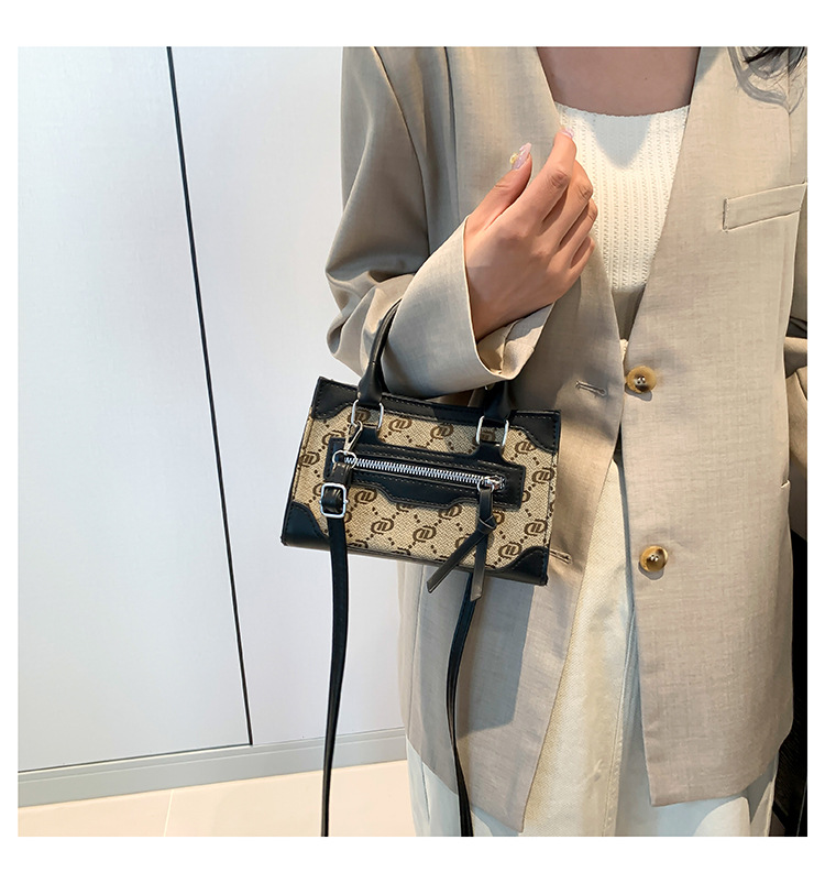 This stylish single-shoulder handbag, with a simple and casual texture, is a new Korean style crossbody small square bag for women in the autumn of 2024 undefined