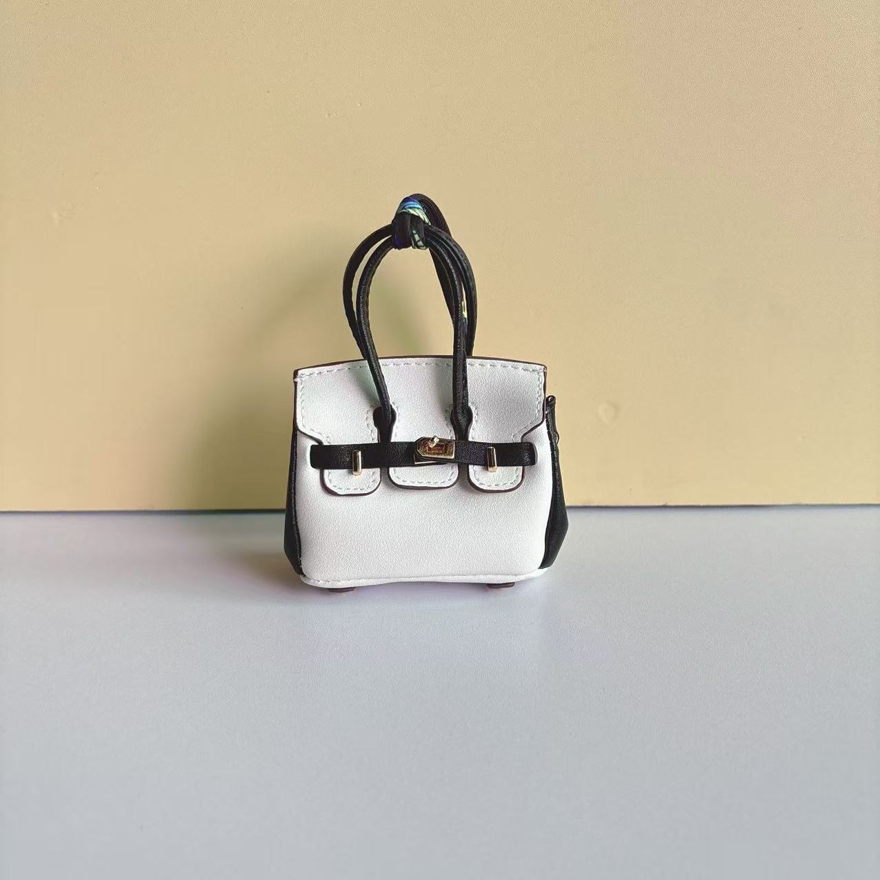 Mini colgante de bolsa de platino de color de contraste, colgante de bolsa de auriculares sobre rojo de alta gama, colgante de llavero de coche, colgante al por mayor