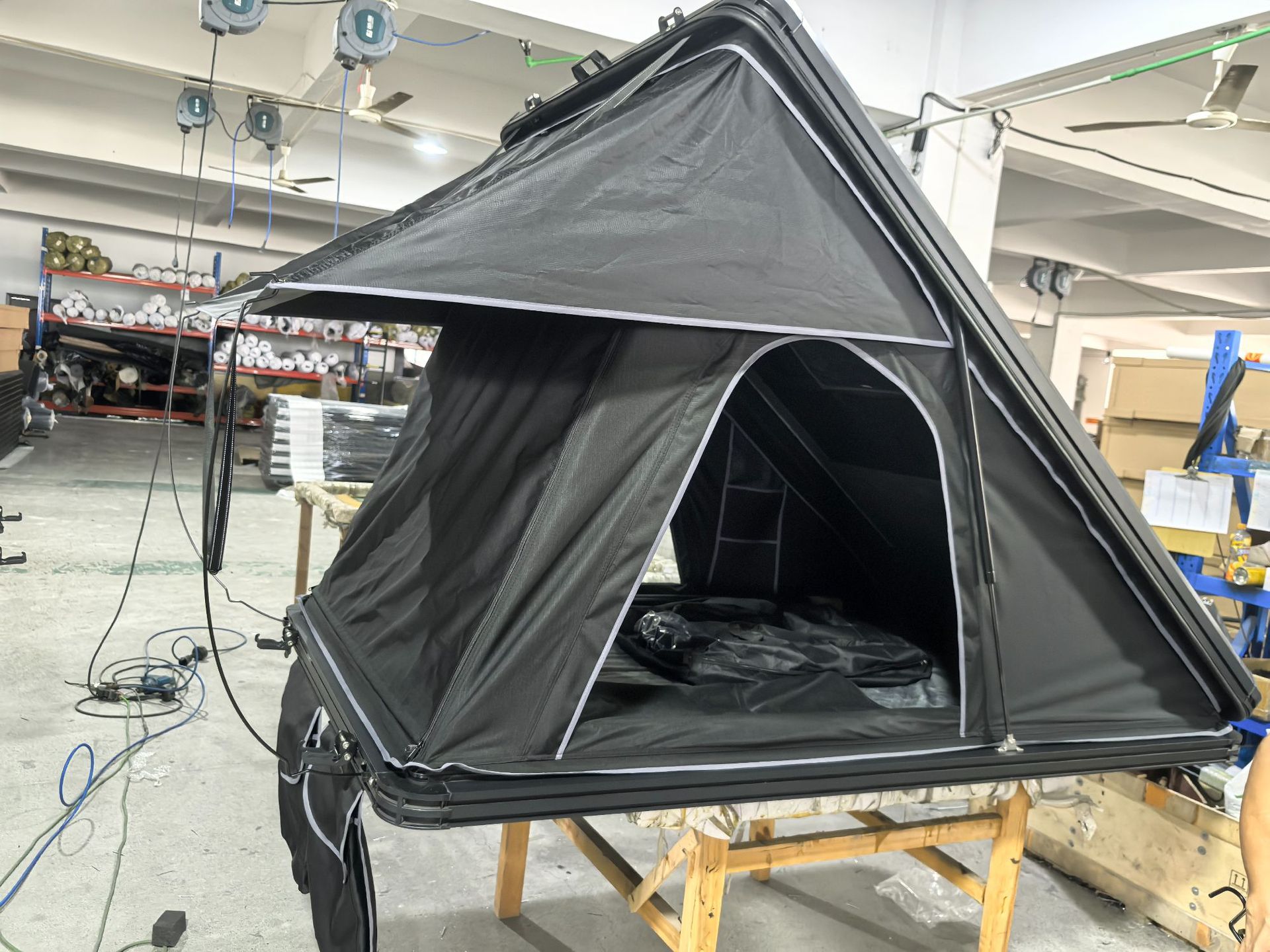 Fabricantes al por mayor de aleación de aluminio triangular sombrilla al aire libre camping viaje a prueba de lluvia gruesa techo duro