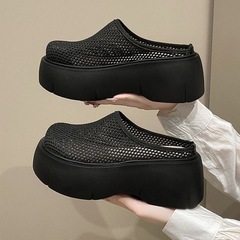 厚い底の穴の包みのスリッパの女性は2025夏のネットの通気性の新型のinsネットの赤い怠け者の冷たい靴を着ます。