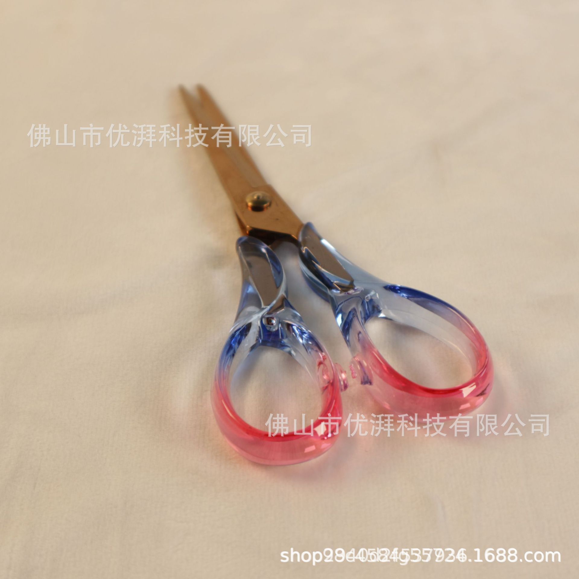 둥근 손잡이 가위 빨간색과 파란색