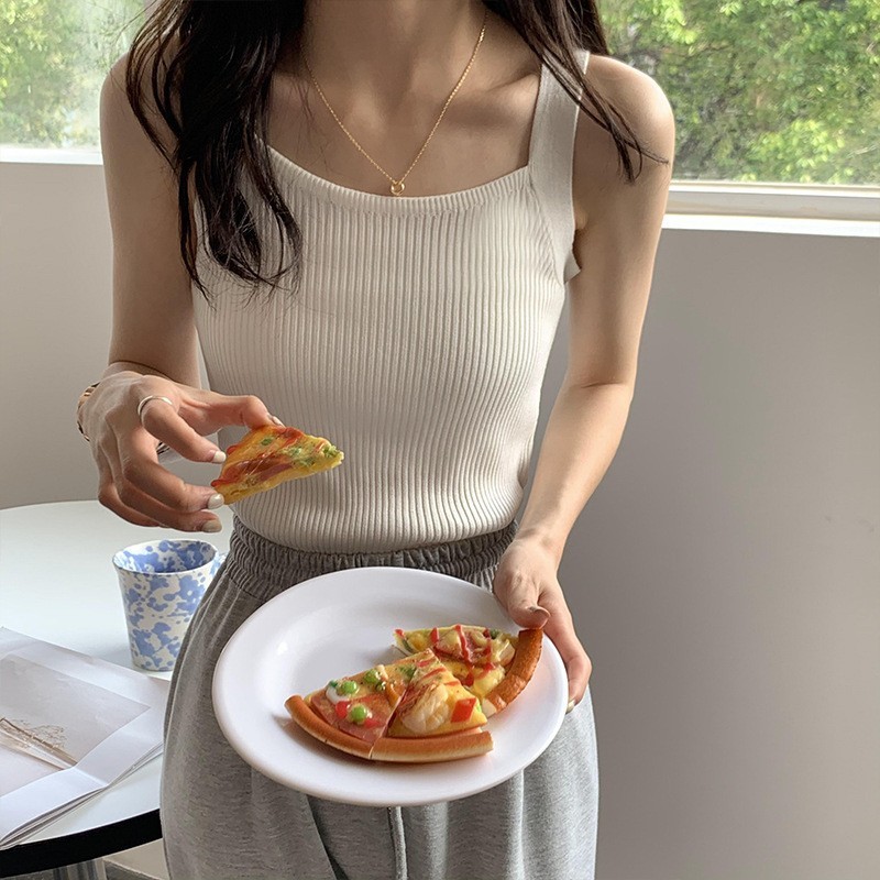 夏の韓国版の純色の短いタイプの中に黒いベストのニットの女性の底のシャツの学生の小さいガーターの上着を掛けて外に着ます。|undefined
