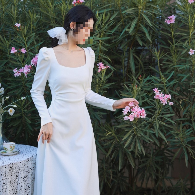 早秋季新款2023高级感别致惊艳绝美独特白色法式女装方领连衣裙子